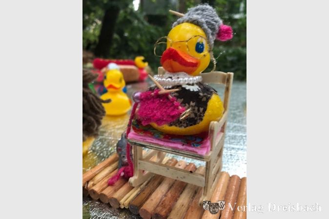Alle Altersklassen sind vertreten. Hier eine Enten-Oma auf dem Floß.