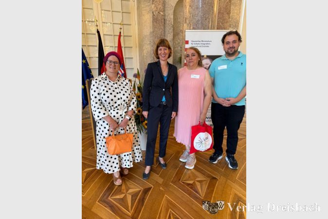 Sozial- und Integrationsministerin Heike Hofmann (2.v.l.) überreichte Sevgi Sapsizoglu (2.v.r.) die Urkunde zur Anerkennung für ihr ehrenamtliches Engagement. Auch mit vor Ort: Semiha Eroglu-Buch, Sozialarbeiterin der Gemeinde Kriftel (links).