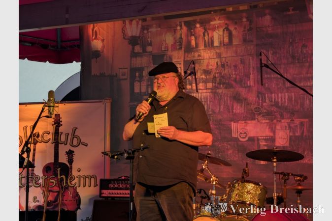 Rainer Faber, 2. Vorsitzender Folkclub Hattersheim e.V., begrüßte das Publikum im Innenhof des Alten Posthofs.
