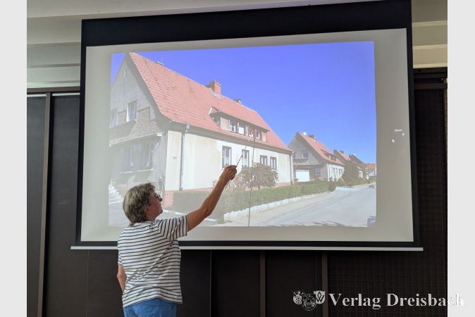 Anhand von Fotos ging Ulrike Milas-Quirin auch immer wieder auf architektonische Besonderheiten der Siedlungshäuser ein.