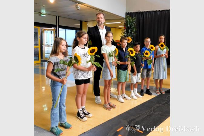 Schulleiter Dr. Christoph Richter mit einigen Neuankömmlingen.