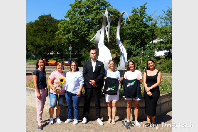 Schulleiter Dr. Christoph Richter mit einigen Damen aus Elternbeirat und Förderverein.