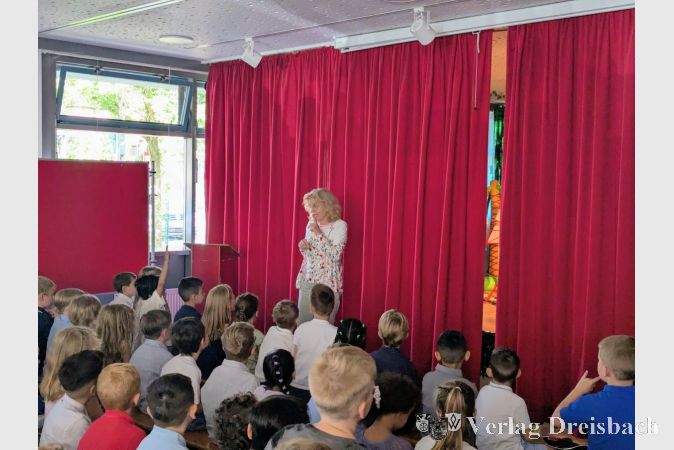 Lehrerin Andrea Maibaum hieß die Erstklässlerinnen und -klässler am Dienstagvormittag in der Hattersheimer Robinson Schule herzlich willkommen.
