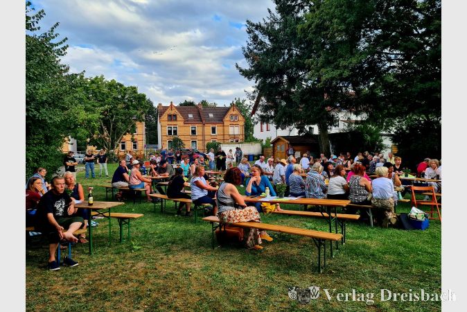 In diesem Jahr spielte das Wetter wieder mit: Viele Freunde der Folkmusik kamen in den Kirchgarten.