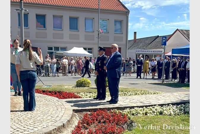 Bürgermeister Klaus Schindling bei der Kranzniederlegung in der ungarischen Partnerstadt.