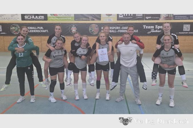 Huckepack nach dem Spiel: Die weibliche B-Jugend freut sich über Platz fünf.