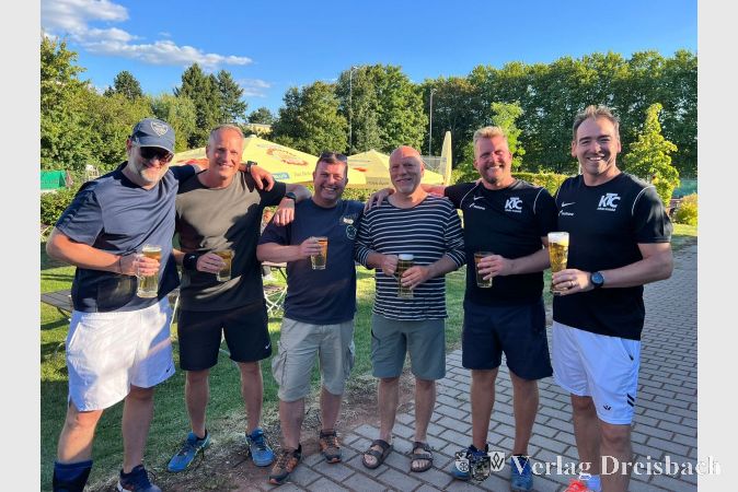 Die Herren 40 II freuen sich von links nach rechts: Michael Seibel, Götz Posner, Nikolej Kunz, Frank Bechstein, Bastian Steinbach, Christian Schwarzer.