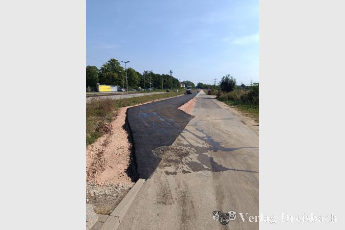 Der neue Asphaltweg verläuft parallel zum bisherigen Rad- und Fußweg am Mönchhof.
