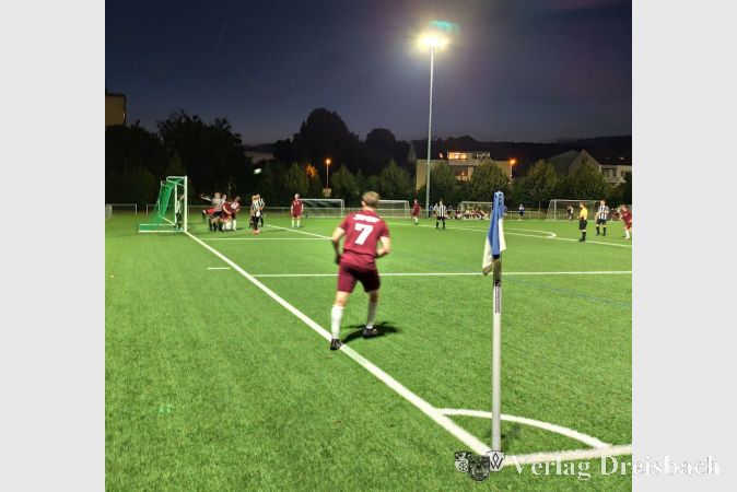 Maurice Bär schaffte es beim Heimsieg der zweiten Mannschaft gegen Weilbach erneut wieder mit seinen Eckstößen Gefahr in den Strafraum zu bringen.