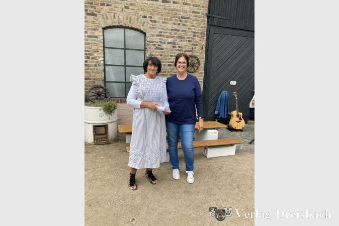 Die erste Vorsitzende der Krifteler Heimat- und Festwagengesellschaft, Bettina Schmitt (rechts), und Brigitte Faller eröffneten das Fest gemeinsam.