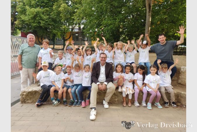 Bürgermeister Christian Seitz inmitten der Schülerinnen und Schüler der Klasse 1e, mit Klassenlehrer Felix Krebs und Schulleiter Steffen Nagel.