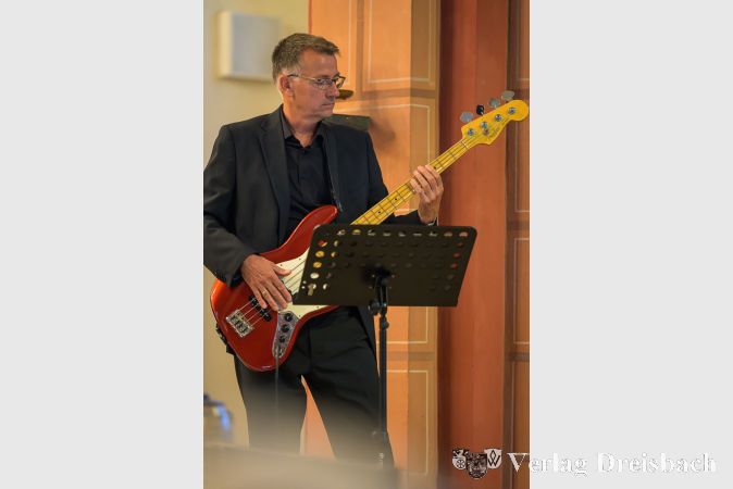 Peter Wolf am Bass.
