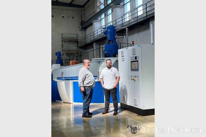 Herbert Jungfer, Leiter der Wasserkraftwerke in Eddersheim und Griesheim, und sein Kollege Maximilian Berger leiteten die Führungen durch das Wasserkraftwerk.