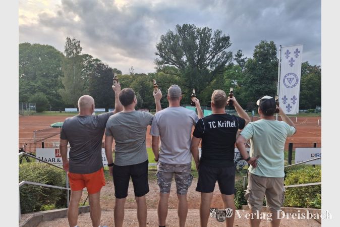 Nach der bitteren Niederlage in Wiesbaden richten die Herren 40 II ihren Blick nach vorne. V.l.n.r.: Frank Bechstein, Christian Schwarzer, Götz Posner, Bastian Steinbach, Nikolej Kunz.