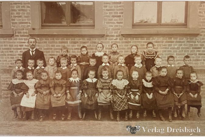 Schulklasse im Jahr 1898 mit Lehrer Johannes Borig.