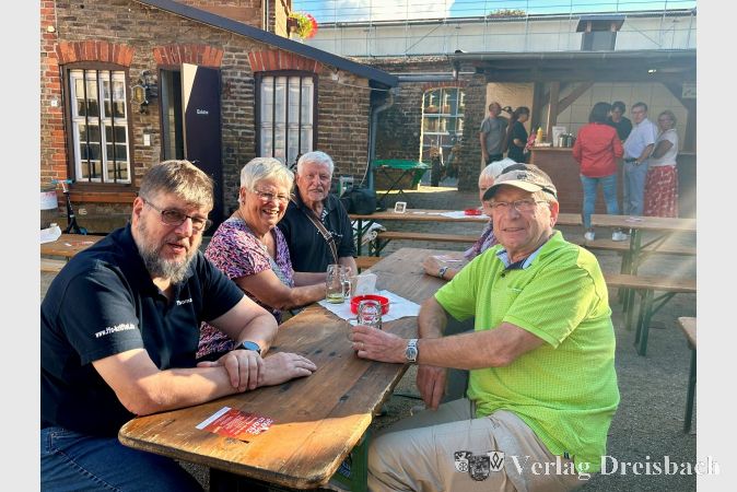 An den Bänken in der alten Hofreite ließ man es sich gesellig gut gehen - und auch schmecken.