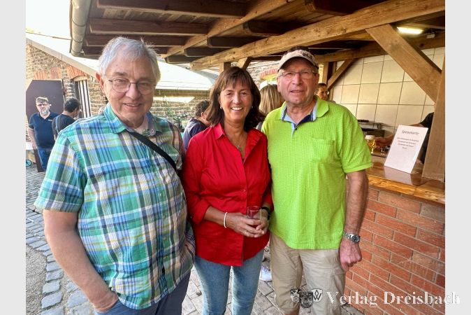 Stefani Petermann von der Gemeinde Kriftel mit Bernd Reimann (links) und Werner Mitsch (rechts) vom Foto- und Film-Club Kriftel e.V.