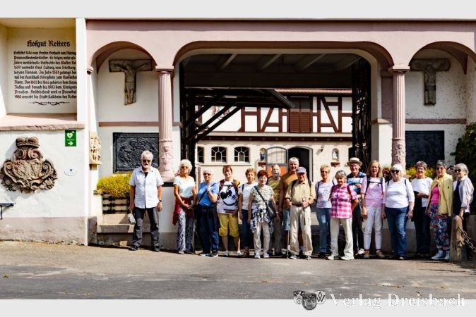 Die Krifteler Wandergruppe vor dem Rettershof in Kelkheim.