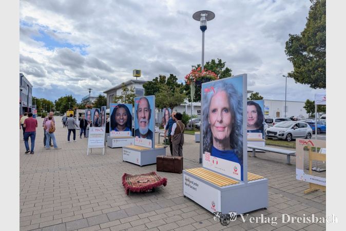 Große Porträts als Blickfang, die bei näherer Betrachtung sogar hörbar Geschichten erzählen: Am Dienstagvormittag wurde in Hattersheim die EVIM-Jubiläumsausstellung eröffnet.
