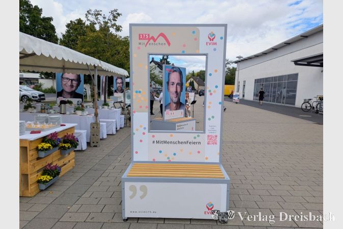 Wer sich im EVIM-Rahmen ablichten lässt, kann sein Foto auf www.evim175.de hochladen und so Teil der Mitmenschen-Galerie auf der Jubiläumswebsite werden. Dort gibt es alternativ auch die Möglichkeit ein Bild von sich mit einem digitalen Rahmen zu generieren.