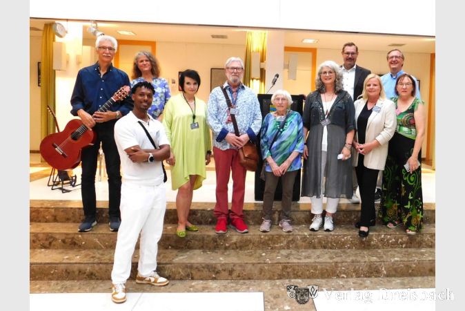 Künstlergruppe_Raunheim_(mitte)_mit_Musikern_(links)_und_Dr_Frank_Fichert_und_Bürgermeister_Christian_Seitz_FotovdLoo