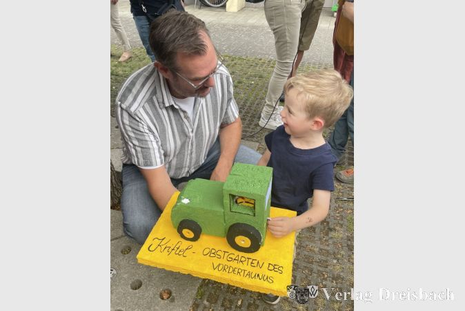 Bürgermeister Christian Seitz mit dem dreijährigen Mika, dem Gewinner des Sonderpreises.
