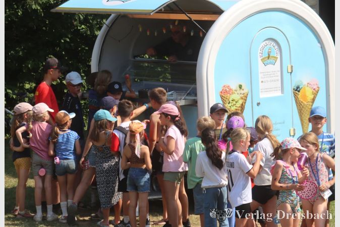 Ein tägliches Highlight ist es, wenn die Eismanufaktur Wicker am Nachmittag den Laden öffnet.
