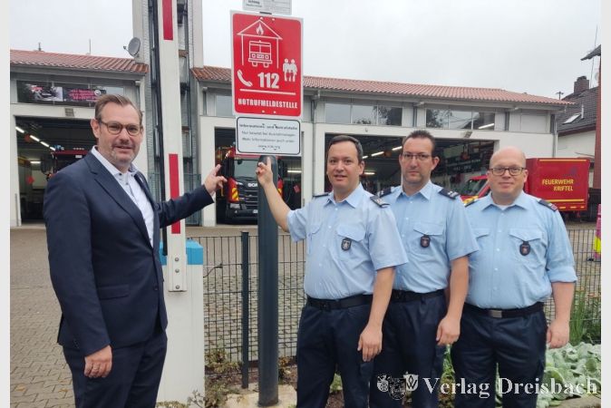 Vl.n.r.: Bürgermeister Christian Seitz mit Gemeindebrandinspektor Rachid Maach und seinen Stellvertretern Daniel Postel und Uwe Zimmermann.