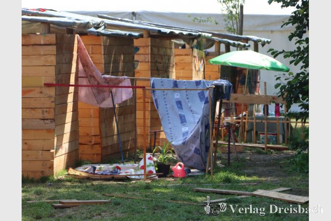 Ganz bürgerlich mit Gartenparzelle hinter dem Haus haben sich einige Hüttenbewohner eingerichtet.