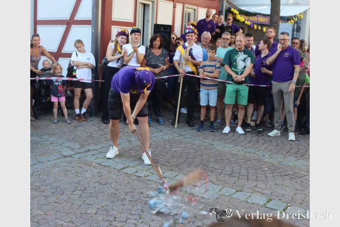 Am Ende einer langen Reihe Kandidaten beim Gickelschlag erbarmte sich Pascal Schäfer und schlug den Bembel in Stücke.