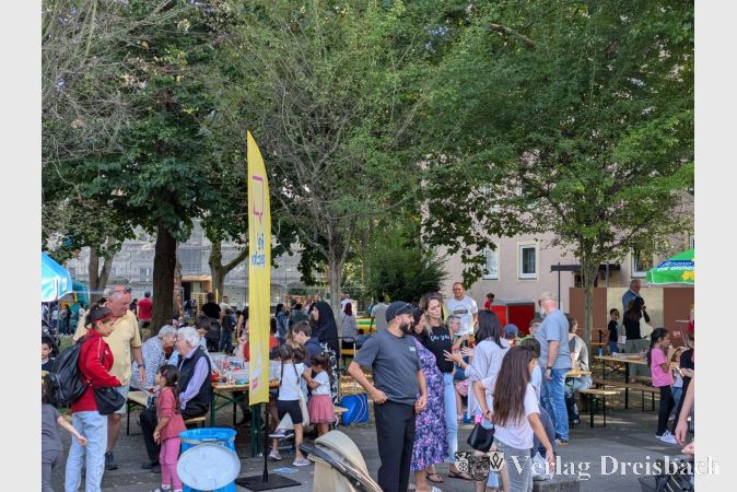 Nicht nur gefühlt, sondern auch gut sichtbar waren die ganze Siedlung und Besucherinnen und Besucher aus dem ganzen Stadtgebiet am Samstag rund um den Platz der Begegnung auf den Beinen.