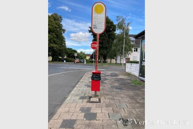 Bushaltestelle mit einem neuen, zeitgemäßen Abfallbehälter.