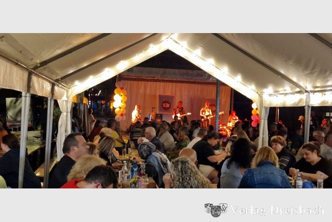 Die "Silverballs" rockten am Abend das Siedlungsfest.