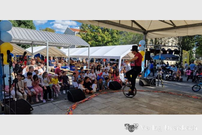 Clown Klinki verstand es als erster Bühnenact nicht nur die Kinder im Publikum bestens zu unterhalten.