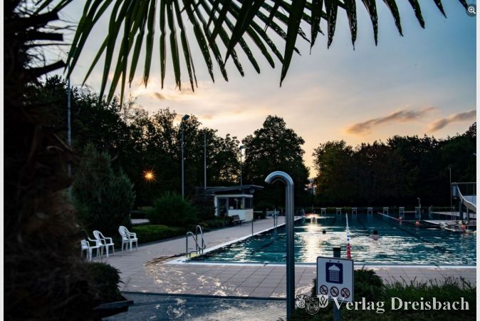 Sonnenuntergang im Parkbad. Am 14. September endet die diesjährige Saison.