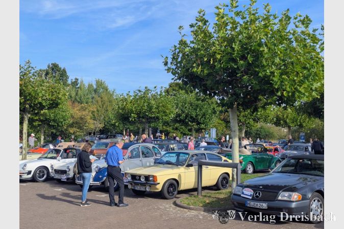 Die 130 Teilnehmer tummelten sich vor dem Start auf dem Parkplatz am Landratsamt.