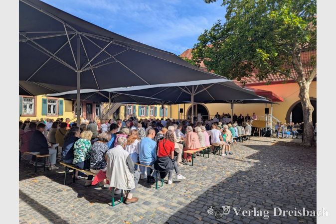 Viele Gläubige wohnten dem diesjährigen Stadtgottesdienst im Alten Posthof bei schönstem Spätsommerwetter bei.