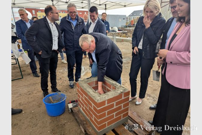 Bürgermeister Schindling brachte die Zeitkapsel im Grundstein unter.