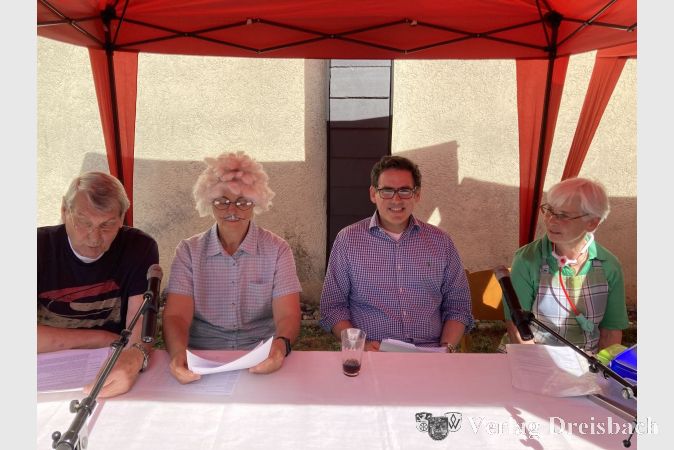 Podiumsdiskussion rund um den Apfel. Von links: „Poet“ Peter Schilling, „Gelehrter“ Charlotte Weißenberger, „Kirchenvertreter“ Thomas Milkowitsch und „Ärztin“ Christa Spinczyk.