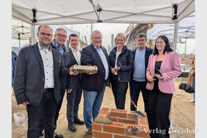 Grundsteinlegung im "Landwehr Quartier" am Dienstagmittag: Neben Bürgermeister Klaus Schindling (Mitte) und Svenja Colak, der Leiterin des städtischen Referats für Kinderbetreuung und Familien (rechts), waren auch Vertreterinnen und Vertreter des Bauträgers Kleespies, der Firma Saentis und von Aldi Süd zugegen.