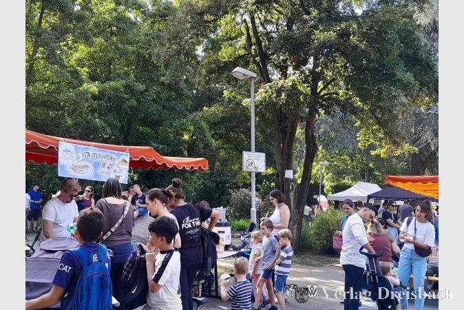 Hot Dogs und Waffeln gab es beim Förderverein der Kita Obstgärtchen.