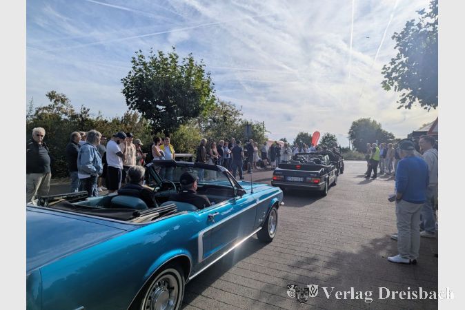 Start ins Oldtimer-Glück: Am Sonntagmorgen ging es am Hofheimer Landratsamt auf die Piste.