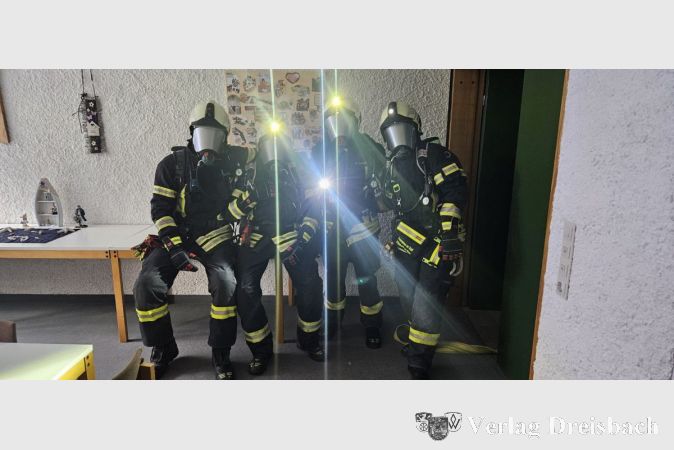 Zum Übungsszenario gehörte eine starke Rauchentwicklung im Raum, die durch Rauch-Simulationssysteme dargestellt wurden.