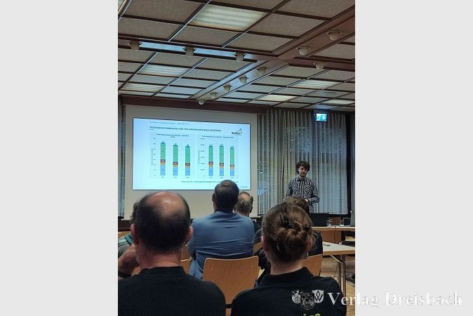 Marius Deuker präsentierte zu Beginn der Veranstaltung unter anderem die aktuelle Potenzialanalyse zur Nutzung von erneuerbaren Energiequellen im Gemeindegebiet.