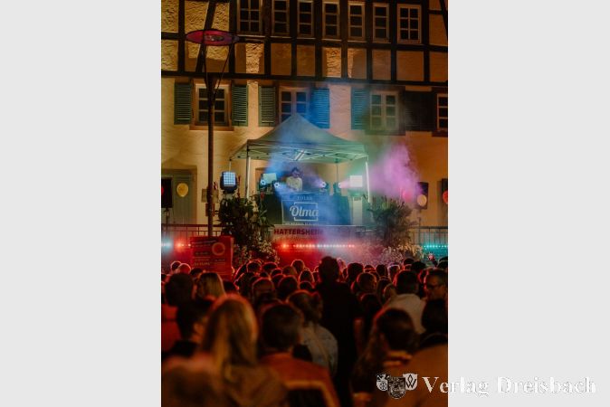 "DJ Olma" am Mischpult heizte der feierwilligen Menge ein.