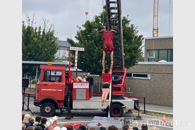 Auftritt des Duos "FeuerWer?" in Eddersheim am nostalgischen Feuerwehrauto.