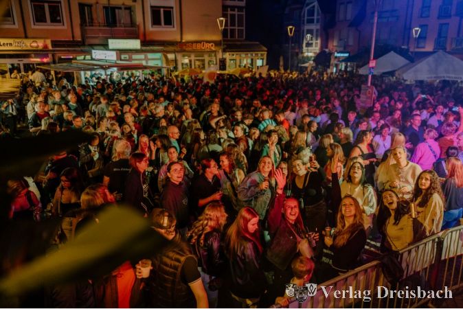 Das begeisterte Party-Publikum auf dem Marktplatz.