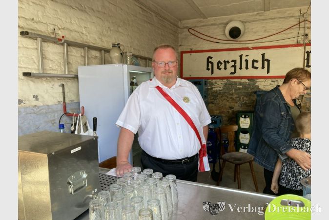 Markus Stephan, der 1. Vorsitzende des Vereins Geschichtsfreunde Okriftel am Main e.V., war bei der diesjährigen Hofkerb für die Getränke zuständig.