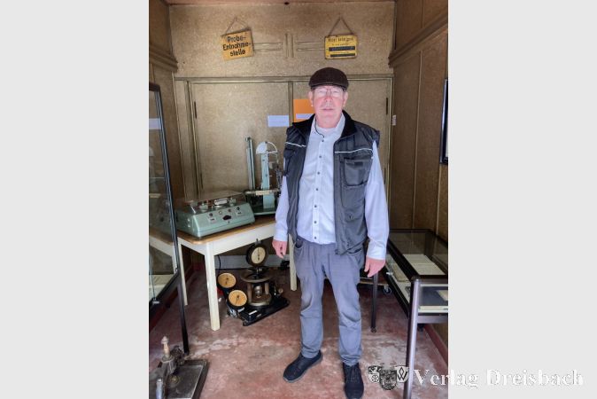 Karl Heinz Spengler in der Ausstellung „140 Jahre Cellulose Okriftel“.
