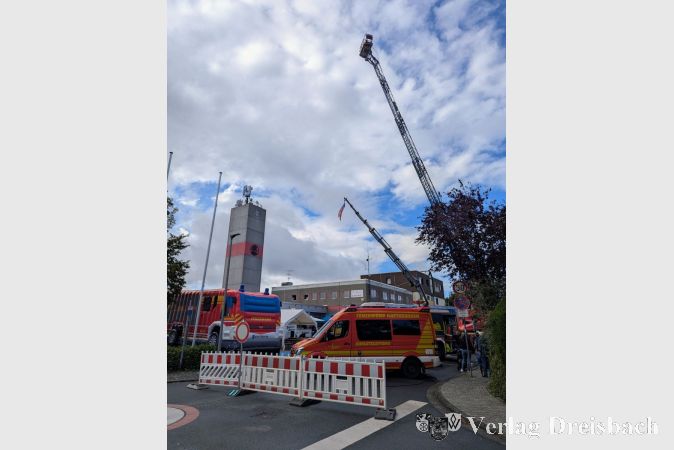 Schon von weitem wies die Beflaggung am Ende der Drehleiter den Weg zum Tag der offenen Tür.